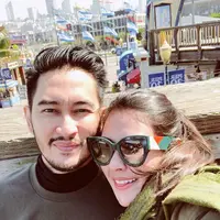 Pasangan yang sedang berbahagia, Syahnaz Sadiqah dan Jeje Govinda. Pasangan pengantin baru itu baru saja menjalani bulan madu ke Amerika Serikat. (Instagram/ritchieismail)