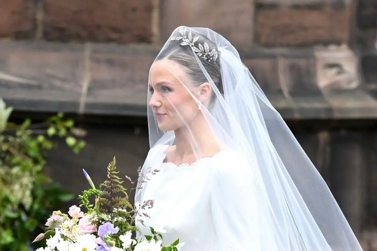 Menikah dengan Member Royal Family Hugh Grosvenor, Olivia Henson Pakai Gaun Pengantin dan Tiara yang Penuh Historikal Keluarga