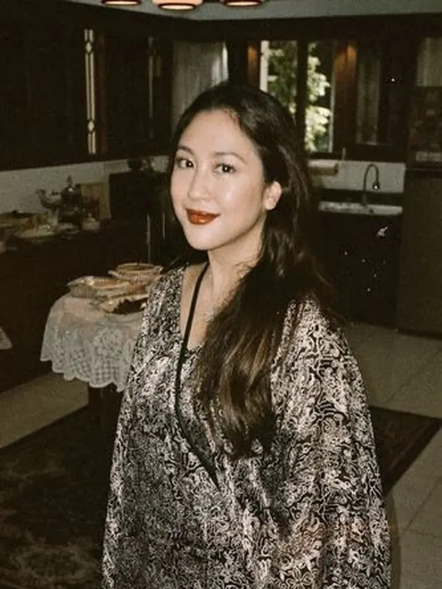 Inspirasi Baju Batik Kombinasi untuk Pesta Pernikahan ala Artis, dari Yura Yunita hingga Nadine Chandrawinata. (instagram/@sherinamunaf)