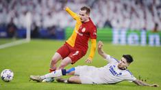 Pemain FC Copenhagen, Kevin Diks, berebut bola dengan pemain Galatasaray, Kerem Akturkoglu, pada laga Liga Champions (12/12/2023). Kevin Diks menjadi buah bibir karena mampu mengantarkan Copenhagen lolos ke babak 16 besar Liga Champions. (AFP/Liselotte Sabroe)