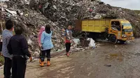 Sampah di TPU Sukawinatan Palembang sudah menggunung (Liputan6.com/Nefri Inge)