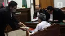 Terdakwa kasus obstruction of justice atau upaya untuk menghalang-halangi suatu proses hukum pada kasus pembunuhan Brigadir Nofriansyah Yosua Hutabarat atau Brigadir J, Hendra Kurniawan saat menjalani sidang lanjutan dengan agenda pembacaan tuntutan oleh Jaksa Penuntut Umum di Pengadilan Negeri Jakarta Selatan, Jumat (27/1/2023). Mantan Karo Paminal Propam Polri tersebut dituntut 3 tahun penjara denda Rp 20 juta subsider 3 bulan kurungan penjara. (Liputan6.com/Johan Tallo)