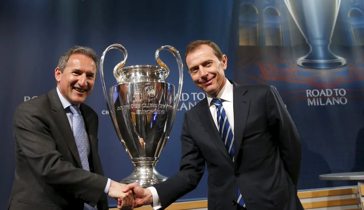 Direktur Sepakbola Manchester City Txiki Begiristain (kiri) berjabat tangan dengan Emilio Butragueno dari wakil Real Madrid saat pengundian semifinal Liga Champions di markas UEFA, Nyon, Swiss, Jumat (15/4). (REUTERS/Denis Balibouse)