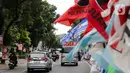 <p>Sejumlah bendera partai politik peserta Pemilu 2024 terpasang di pagar pembatas Jalan Dr Saharjo, Jakarta Selatan, Kamis (18/1/2024). (Liputan6.com/Herman Zakharia)</p>