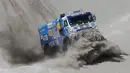 Pembalap Airat Mardeev dan rekannya Aydar Belyaev dari Rusia mengendalikan truk Kamaz mereka pada tahap 11 Reli Dakar 2018 antara Belen dan Chilecito / Fiambala, Argentina, (17/1). (AP Photo / Ricardo Mazalan)