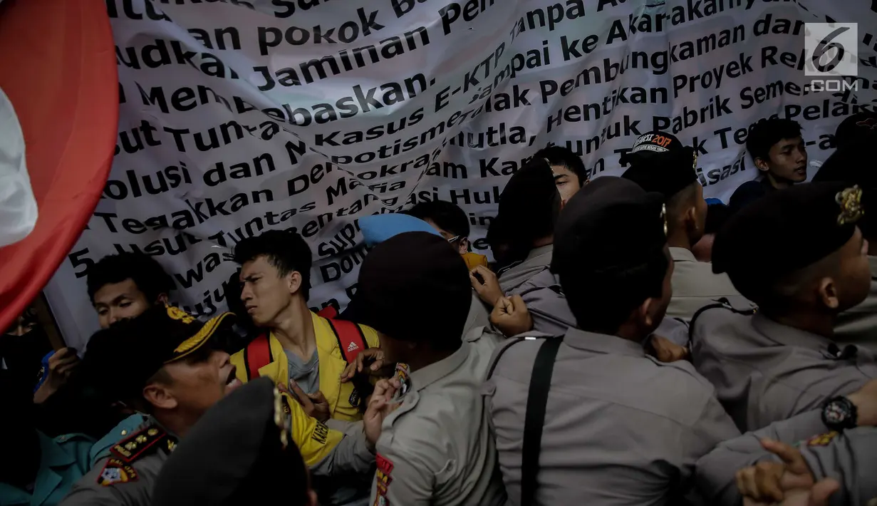 Massa dari BEM SI terlibat saling dorong dengan polisi saat aksi longmarch menuju Istana Merdeka, Jakarta, Senin (22/5). Di antara yang menjadi tuntutan mahasiswa adalah persoalan kenaikan listrik dan harga kebutuhan pokok. (Liputan6.com/Faizal Fanani)