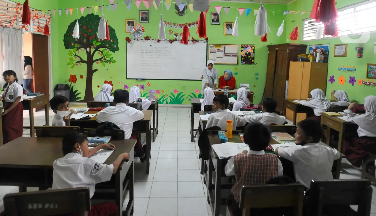 Siswa mengikuti kegiatan belajar mengajar tanpa ada guru yang hadir di SDN Pondok Cina 1, Depok, Jawa Barat, Senin (14/11/2022). Meski tanpa ada guru yang mengajar, anak-anak terlihat begitu antusias mengikuti seluruh rangkaian pembelajaran yang diberikan. (merdeka.com/Arie Basuki)