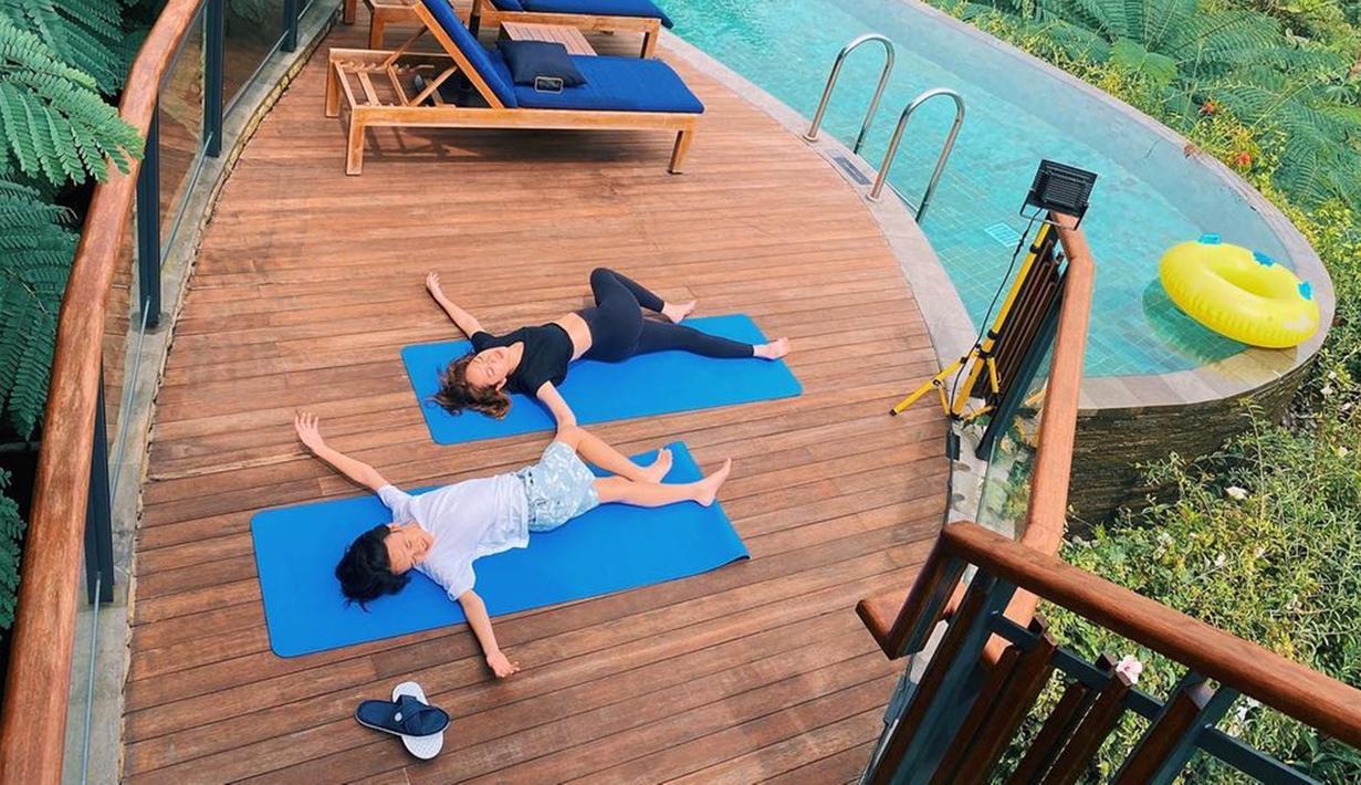 Menikmati pagi hari dengan cara berolahraga menjadi alternatif bagi Bunga Citra Lestari. Ia juga mengajak sang anak, Noah Sinclair untuk berolahraga bersama. Kekompakan keduanya ini  menjadi bukti ibu dan anak memang terlihat saling melengkapi. (Liputan6.com/IG/@bclsinclair)