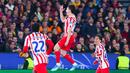 Pemain Atletico Madrid, Julian Alvarez, melakukan selebrasi setelah mencetak gol ke gawang Barcelona pada leg pertama perempat final Liga Champions 2025/2026 di Stadion Camp Nou, Kamis (9/4/2026). (AFP/Josep Lago)