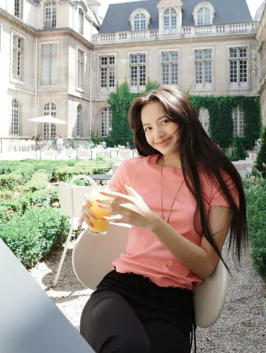 Lisa BLACKPINK terlihat memukau dalam balutan kaus merah muda dan memamerkan bare facenya. Rambut panjangnya dibiarkan tergerai begitu saja, menambah nuansa kasual dari penampilannya di foto ini. Foto: Instagram.