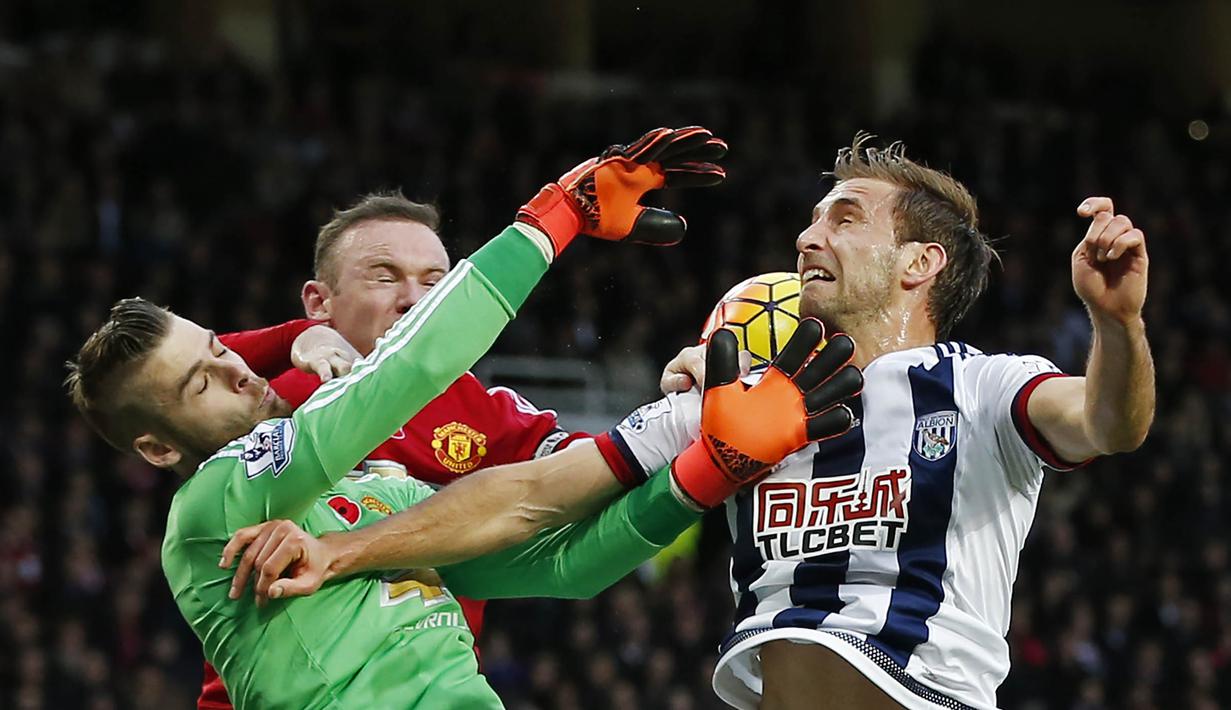 Kiper MU, David De Gea duel udara dengan pemain WBA, Craig Dawson pada laga Liga Premier Inggris di Stadion Old Trafford, Inggris, Sabtu (7/11/2015). (Reuters/Andrew Yates)