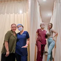 Penampilan Siti Badriah terlihat seperti ABG lagi. Melalui akun instagramnya, perempuan biasa disapa Sibad itu mengkolase dua foto bersama dokter yang mendampingi saat diet. Satu foto saat masih terlihat berisi ketemu dokter, dan satu lagi saat sudah kembali langsing seperti ABG. [Instagram/sitibadriahh]
