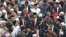 Wapres Jusuf Kalla berada di tengah kerumunan orang saat menghadiri pemakaman Mantan Ketua Umum PBNU KH Hasyim Muzadi di Pondok Pesantren Al Hikam, Depok, Kamis (16/3). (Liputan6.com/Immanuel Antonius)