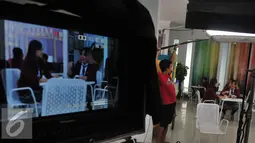 Pemain sinetron High School Love Story saat melakukan adegan syuting di Studio MD, Jakarta, Kamis (20/8/2015). Sinetron HSLS sudah tayang sejak 10 Agustus 2015 lalu di SCTV. (Liputan6.com/Herman Zakharia)