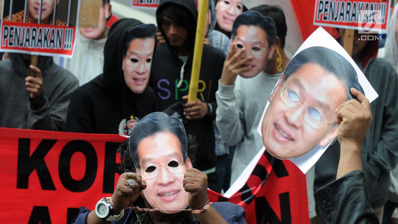 Aksi Massa Bertopeng James Riady di Depan Gedung KPK