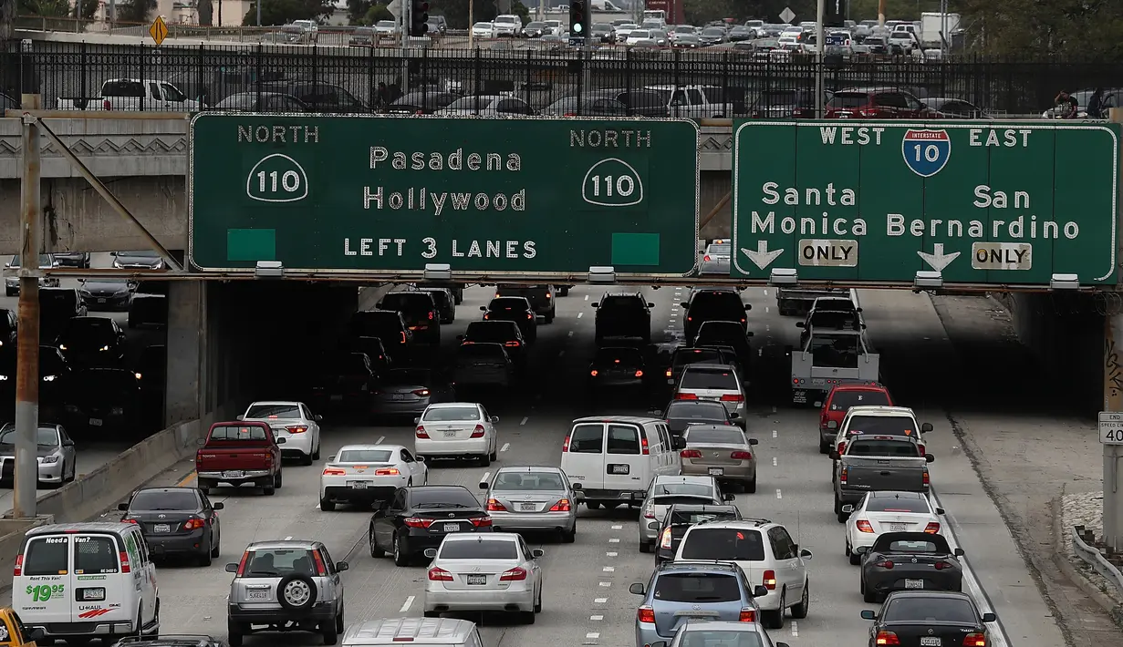 Suasana arus lalu lintas di State Route 110, Los Angeles, California, AS, Selasa (21/2). INRIX, sebuah lembaga penganalisa data kemacetan lalu lintas menyatakan bahwa Los Angeles menjadi kota termacet di dunia. (AFP PHOTO/Justin Sullivan)