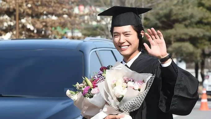 [Bintang] 8 Potret Kebahagiaan Park Bo Gum Saat Wisuda