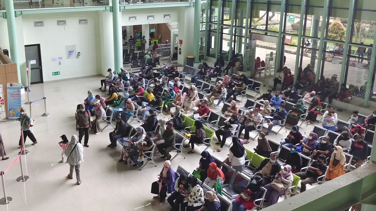 Sejumlah pasien meminta pelayanan kesehatan di RSUD KISA Kota Depok.