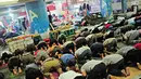 Jamaah melaksanakan salat Jumat di selasar Blok A Pasar Tanah Abang, Jakarta, Jumat (18/7/14). (Liputan6.com/Faizal Fanani)