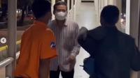 Tangkapan layar video terduga pelaku pelecehan seksual di dalam bus Transjakarta rute Harmoni-Pulogadung saat ingin ditangkap. (Liputan6.com/ Ist)