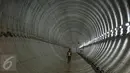 Seorang pekerja melintas di dalam terowongan mass rapid transit (MRT) yang masih dalam tahap penyelesaian di Bundaran Hotel Indonesia (HI), Jakarta, Senin (20/3). (Liputan6.com/Faizal Fanani)
