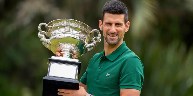 Senyum Novak Djokovic Saat Pamer Trofi Juara Australian Open 2023, Rekornya Kini Samai Rafael Nadal