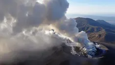 Gumpalan abu tebal terlihat akibat letusan Gunung Shinmoedake di Kirishima, Jepang selatan, (6/3). Badan Meteorologi Jepang mengatakan gunung tersebut meletus beberapa kali dan mengeluarkan abu dan asap sampai 2.300 meter (7.500 kaki). (Kyodo News via AP)