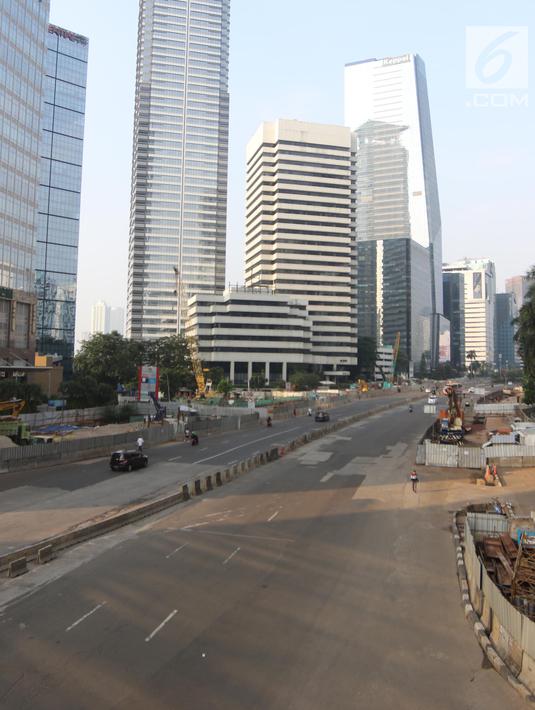 Suasana lengang di Jalan Sudirman, Jakarta, Minggu (17/6). Hari Bebas Kendaraan Bermotor (HBKB) atau Car Free Day (CFD) di Jakarta masih ditiadakan hari ini. (Liputan6.com/Arya Manggala)