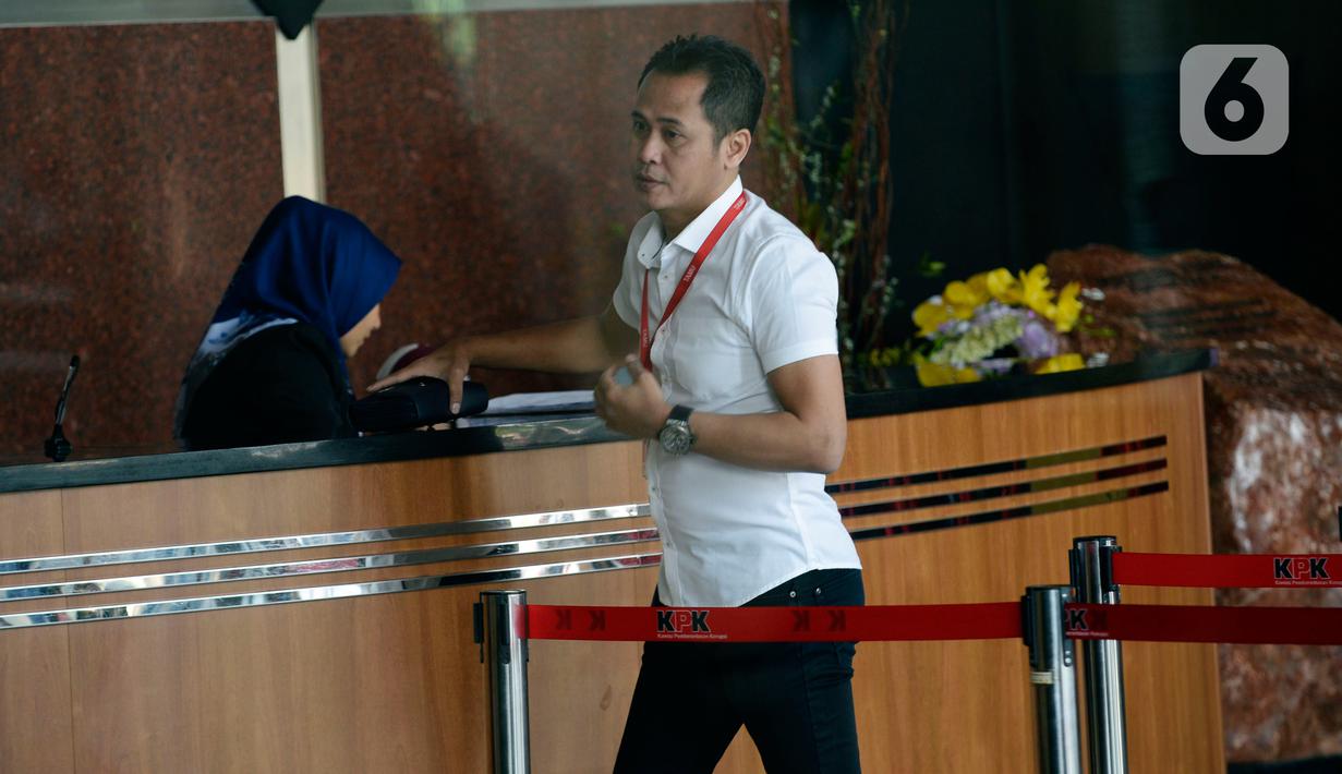 Advokat PDIP, Donny Tri Istiqomah memenuhi panggilan penyidik KPK di Jakarta, Rabu (12/02/2020). Donny Tri Istiqomah dipanggil sebagai saksi terkait kasus dugaan suap penetapan pergantian antarwaktu (PAW) anggota DPR untuk tersangka mantan Komisioner KPU Wahyu Setiawan. (merdeka.com/Dwi Narwoko)