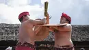 Anak laki-laki mengambil bagian dalam ritual tahunan "Perang Pandan" (pertarungan daun Pandan), yang secara lokal dikenal sebagai "Mekare-kare," untuk menghormati Indra, dewa perang Hindu, di Tenganan Pegringsingan, Bali pada Kamis 11 Juni 2026. (LANA PRIATNA/AFP)