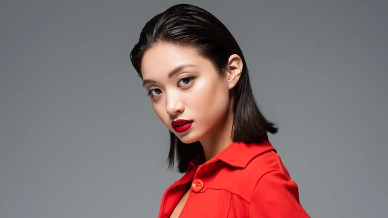 baju merah serius