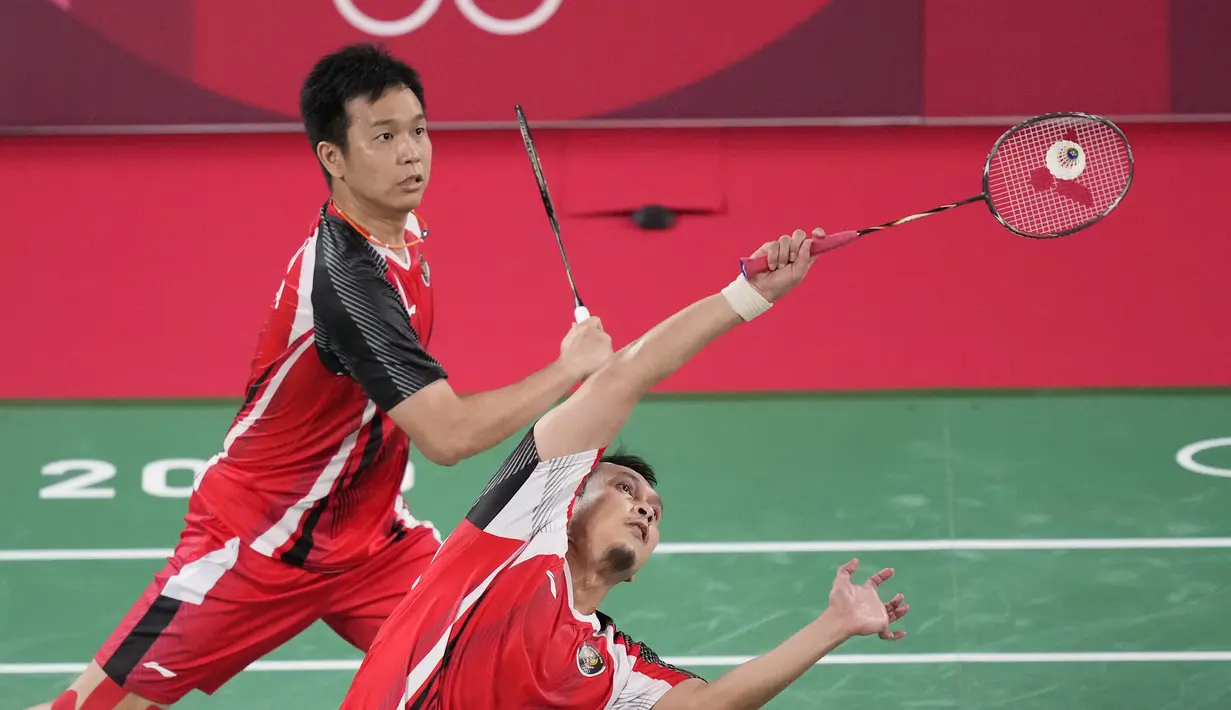 Di awal gim ketiga, Mohammad Ahsan/Hendra Setiawan memperagakan pukulan-pukulan pendek di depan net yang menyulitkan pasangan Jepang. Sempat unggul 8-0 dan akhirnya menutup interval gim ketiga 11-1. Terus menekan, Ahsan/Hendra berhasil memenangkan gim ketiga 21-9. (Foto: AP/Dita Alangkara)