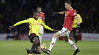 Pemain Watford, Abdoulaye Doucoure (kiri) mencoba melewati adangan pemain Manchester United, Nemenja Matic pada lanjutan Premier League di Vicarage Road stadium, Watford, (28/11/2017). MU menang 4-2. (AP/Matt Dunham)