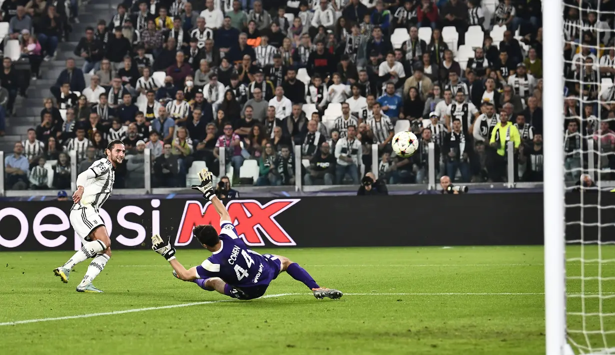 Gelandang Juventus Adrien Rabiot mencetak gol pertama untuk timnya ke gawang Maccabi Haifa pada matchday ketiga Grup H Liga Champions di Allianz Stadium, Kamis (6/10/2022) dini hari WIB. Adrien Rabiot mencetak dua gol bagi Juventus ditambah satu gol dari Dusan Vlahovic, di mana Maccabi Haifa hanya membalas melalui Dean David. (Fabio Ferrari/LaPresse via AP)
