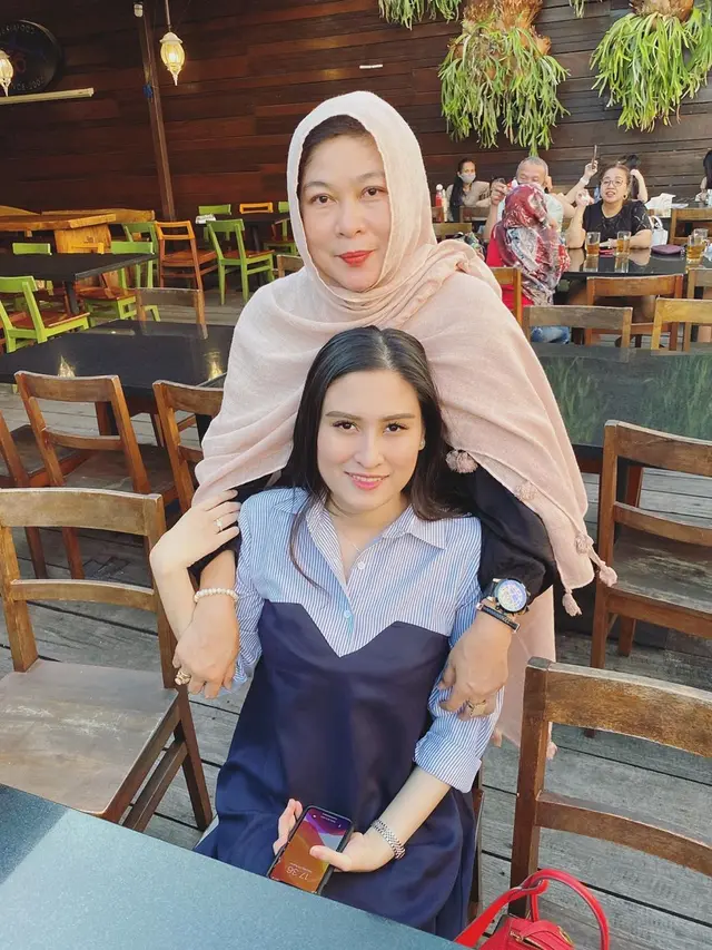 Hamil Anak Pertama, Ini 6 Potret Angbeen Rishi Istri Adly Fairuz Pamer Baby Bump