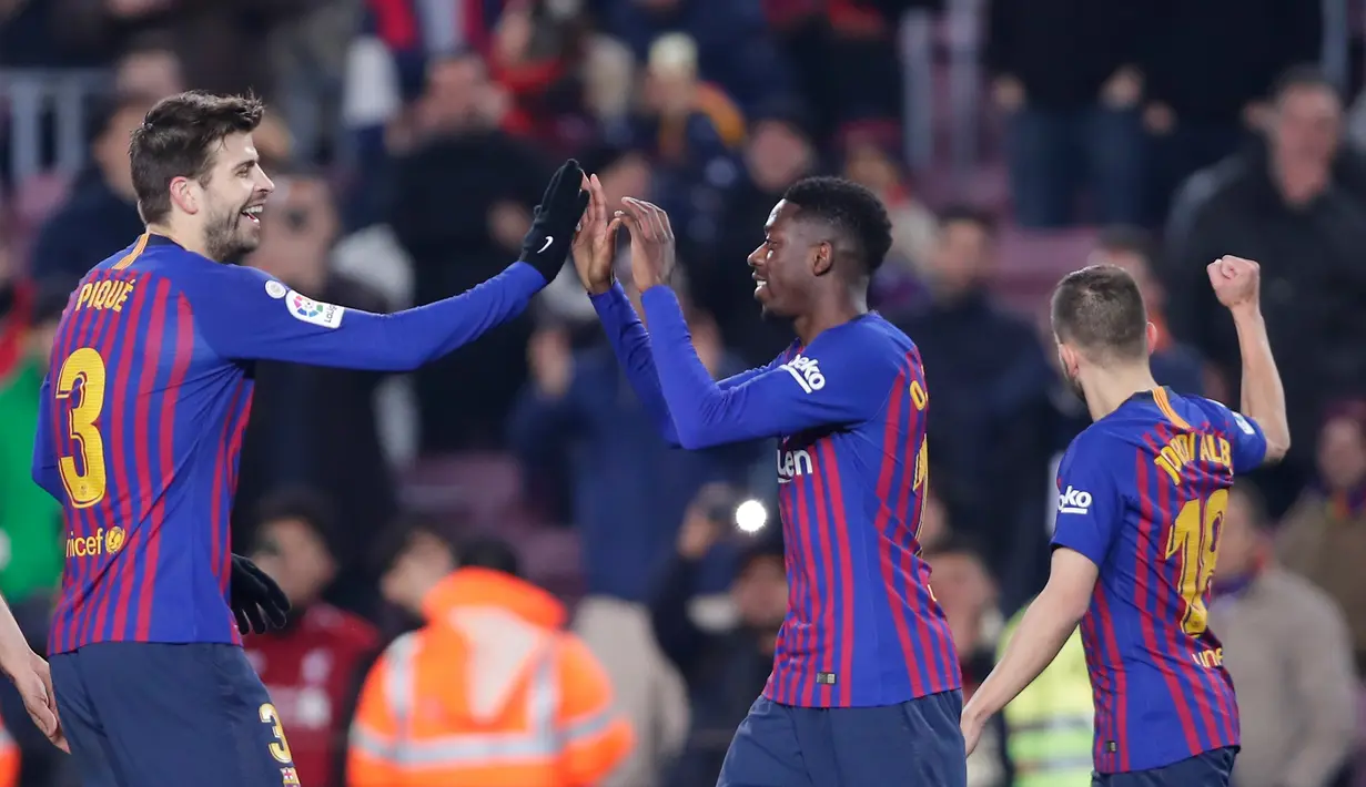 Pemain Barcelona, Dembele berselebrasi dengan Gerard Pique setelah mencetak gol ke gawang Leganes pada pertandingan pekan ke-20 La Liga Spanyol, di Camp Nou, Senin (21/1). Barcelona kian kokoh di puncak klasemen usai menang 3-1 (AP/Manu Fernandez)