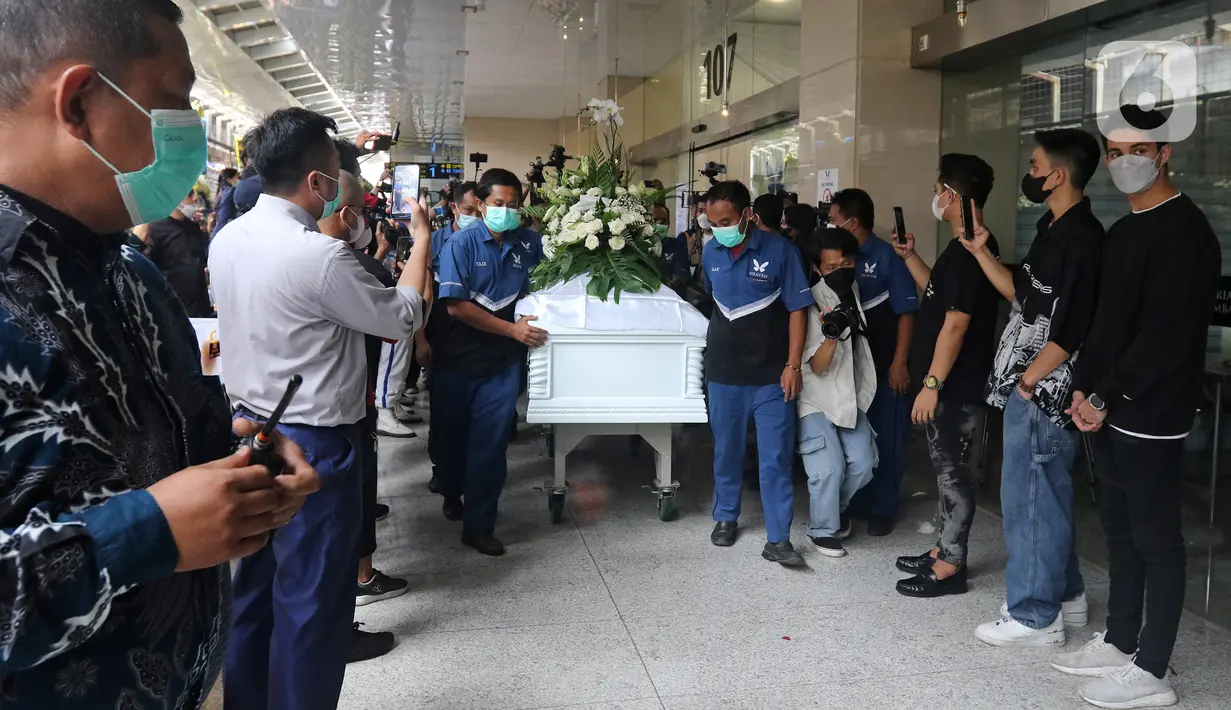 Peti jenazah berisi selebgram Edelenyi Laura Anna dibawa di rumah duka Grand Heaven Pluit, Jakarta Utara, Kamis (16/12/2021). Laura Anna meninggal dunia pada 15 Desember 2021 di Eka Hospital, Cibubur, Jakarta. (Liputan6.com/Herman Zakharia)