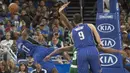 Pebasket Orlando Magic, Jonathon Simmons, bersiap melepas tembakan saat melawan Boston Celtics pada laga NBA di Amway Center, Orlando, Minggu (5/11/2017). Magic kalah 88-104 dari Celtics. (AP/Willie J Allen Jr)
