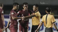 Kapten PSM Makassar, Hamkah Hamzah, memprotes keputusan wasit terkait waktu pertandingan saat laga melawan Persib Bandung dalam lanjutan Liga 1 di Stadion GBLA, Bandung, Rabu, (5/7/2017). (Bola.com/M Iqbal Ichsan)