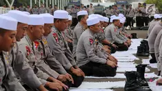 Personel Brimob yang tergabung dalam Pasukan Dzikir Asmaul Husna melakukan salat di depan Gedung MPR/DPR, Senayan, Jakarta, Selasa (24/10). Sebanyak 299 personel dikerahkan untuk menjaga demo menolak Perppu Ormas di gedung DPR. (Liputan6.com/JohanTallo)