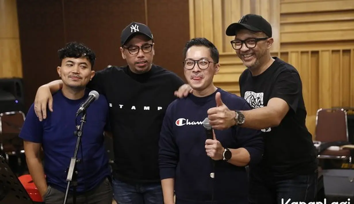 Tiket konser Kerispatih dan Sammy Simorangkir telah tersedia dan dapat dibeli online dari sekarang. Dapatkan tiket early bird untuk kategori Festival seharga Rp490.000 lewat Tiket.com. Kerispatih Latihan Bareng Sammy Simorangkir untuk Konser Gen-P Generasi Pesta, Rabu (19/7/2023).