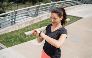 Jam lari, perlengkapan dengan reflektor, dan alat pemulihan otot seperti foam roller dapat membantu pelari pemula untuk menjadi lebih nyaman. [Dok/freepik.com]