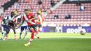 Pemain Southampton Danny Ings mencetak gol ke gawang Tottenham Hotspur pada pertandingan Liga Premier Inggris di Stadion St. Mary, Southampton, Inggris, Minggu (20/9/2020). Tottenham menekuk Southampton 5-2, Son Heung-min menyumbang empat gol. (Justin Tallis/Pool via AP)