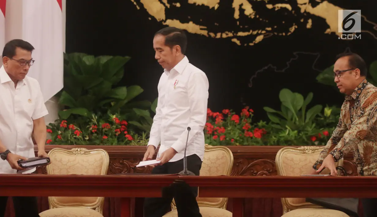 Presiden Joko Widodo didampingi Kepala Staf Kepresiden Moeldoko dan Mensesneg Pratikno usai menyampaikan keterangan terkait revisi UU KPK di Istana Negara, Jakarta, Jumat (13/9/2019). (Liputan6.com/HO/Kurniawan)