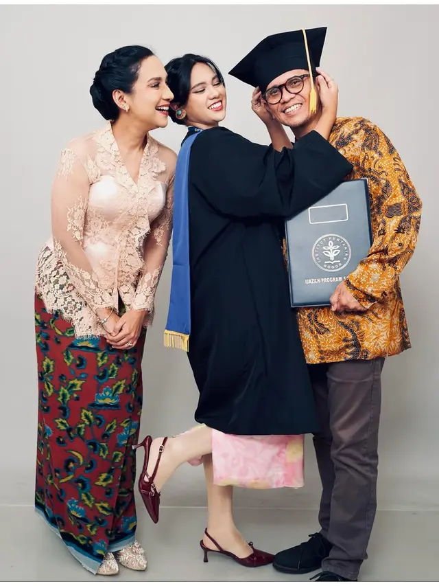 6 Potret Wisuda Anak Shahnaz Haque dan Gilang Ramadhan, Lulus Kedokteran Hewan