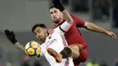 Pemain AC Milan, Suso (kiri) berebut bola dengan pemain Roma, Kevin Strootman pada lanjutan Serie A di Rome Olympic stadium, (25/2/2018). AC Milan menang 2-0. (AP/Alessandra Tarantino)