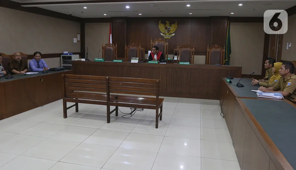Suasana sidang putusan gugatan "class action" banjir Jakarta di Pengadilan Negeri Jakarta Pusat, Selasa (10/3/2020). Gugatan yang ditujukan ke Gubernur Anies Baswedan itu ditunda lantaran Ketua Majelis Hakim berhalangan hadir dikarenakan sakit. (Liputan6.com/Herman Zakharia)