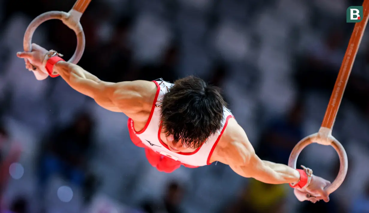 Pesenam putra Jepang, Kiichi Kaneta beraksi dalam nomor gelang-gelang pada babak kualifikasi Kejuaraan Dunia Gimnastik 2025 di Indonesia Arena, Senayan, Jakarta, Minggu (19/10/2025). (Bola.com/Bagaskara Lazuardi)