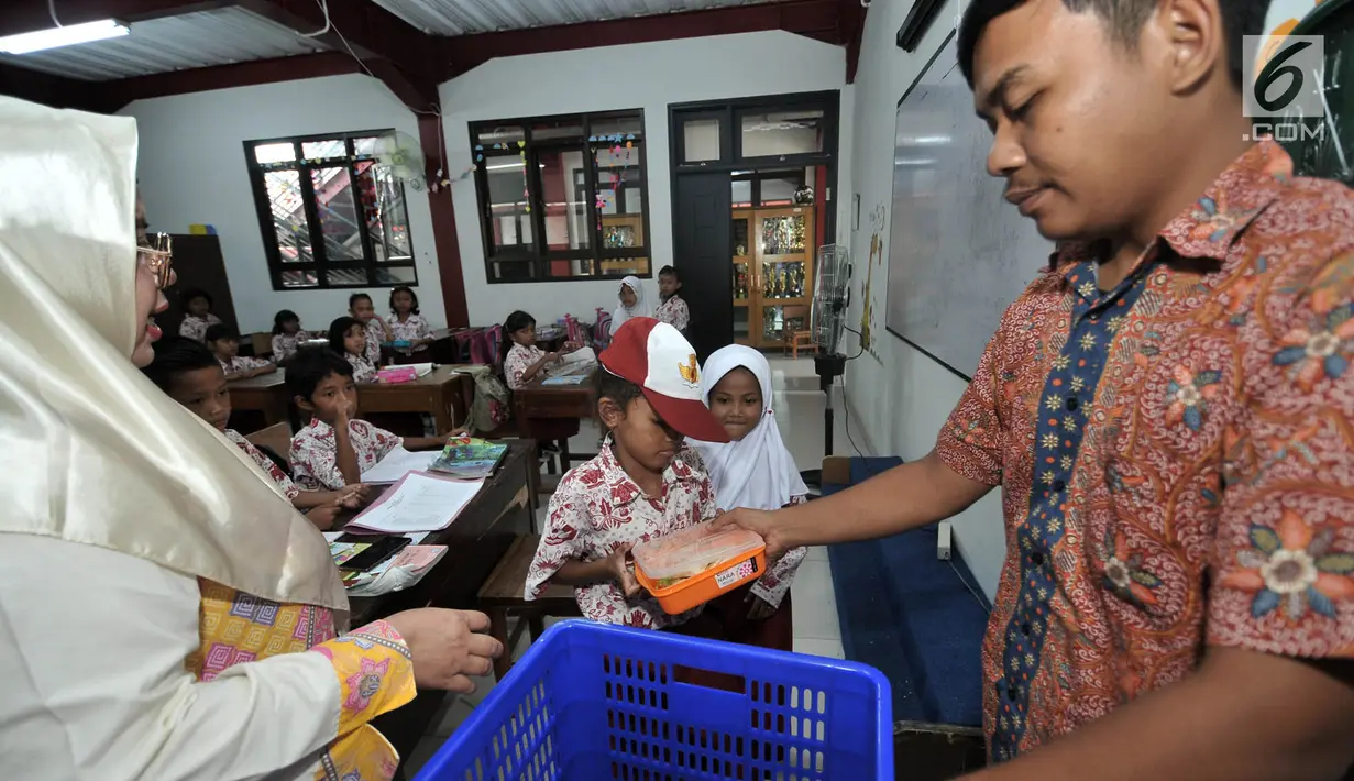 Siswa menerima makanan tambahan saat program Penyediaan Makanan Tambahan Anak Sekolah (PMTAS) di SD Negeri 01 Tanjung Priok, Jakarta, Kamis (28/3). Pemprov DKI Jakarta menggelontorkan dana Rp 324 miliar untuk memenuhi gizi anak SDN di Jakarta dengan program PMTAS. (merdeka.com/Iqbal S. Nugroho)