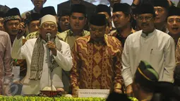 Rois Am PBNU terpilih, KH Ma'ruf Amin (kiri), Ketua PBNU terpilih, KH. Said Aqil Siradj (tengah) dan Ketua Panitia Daerah Muktamar NU ke-33 Saifullah Yusuf saat penutupan Muktamar NU di Jombang, Jawa Timur, Kamis (6/8/2015). (Liputan6.com/Johan Tallo)